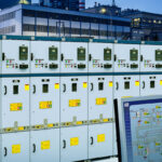 Industriële elektromotor gemonteerd in moderne productieomgeving