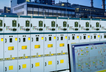Industriële elektromotor gemonteerd in moderne productieomgeving
